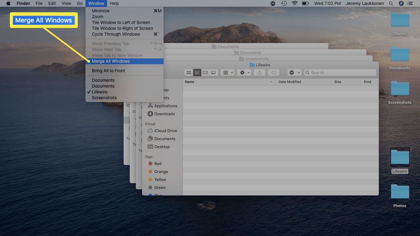 Uma captura de tela da fusão das janelas do Finder por meio do comando de menu.