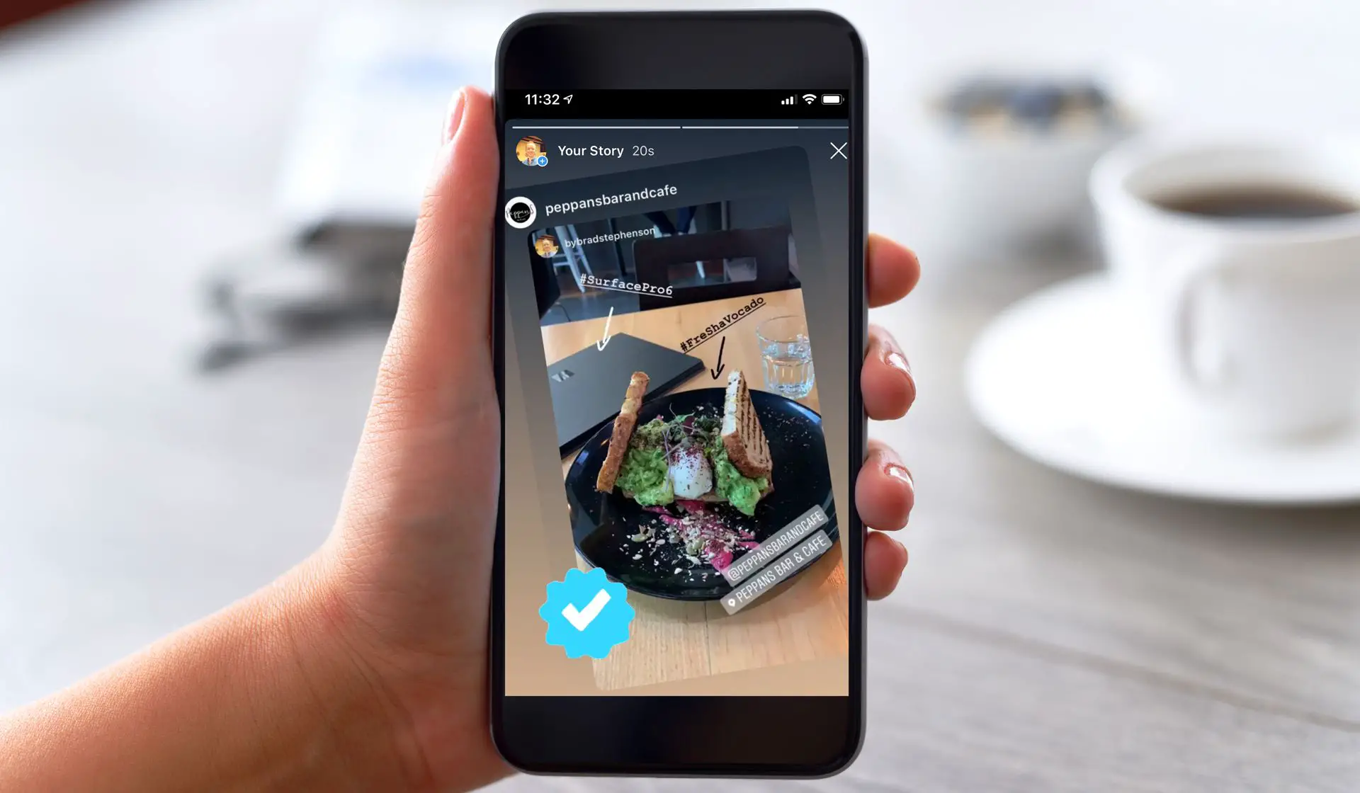 Uma mulher compartilhando de novo uma história do Instagram com o aplicativo Instagram para iPhone em um café.