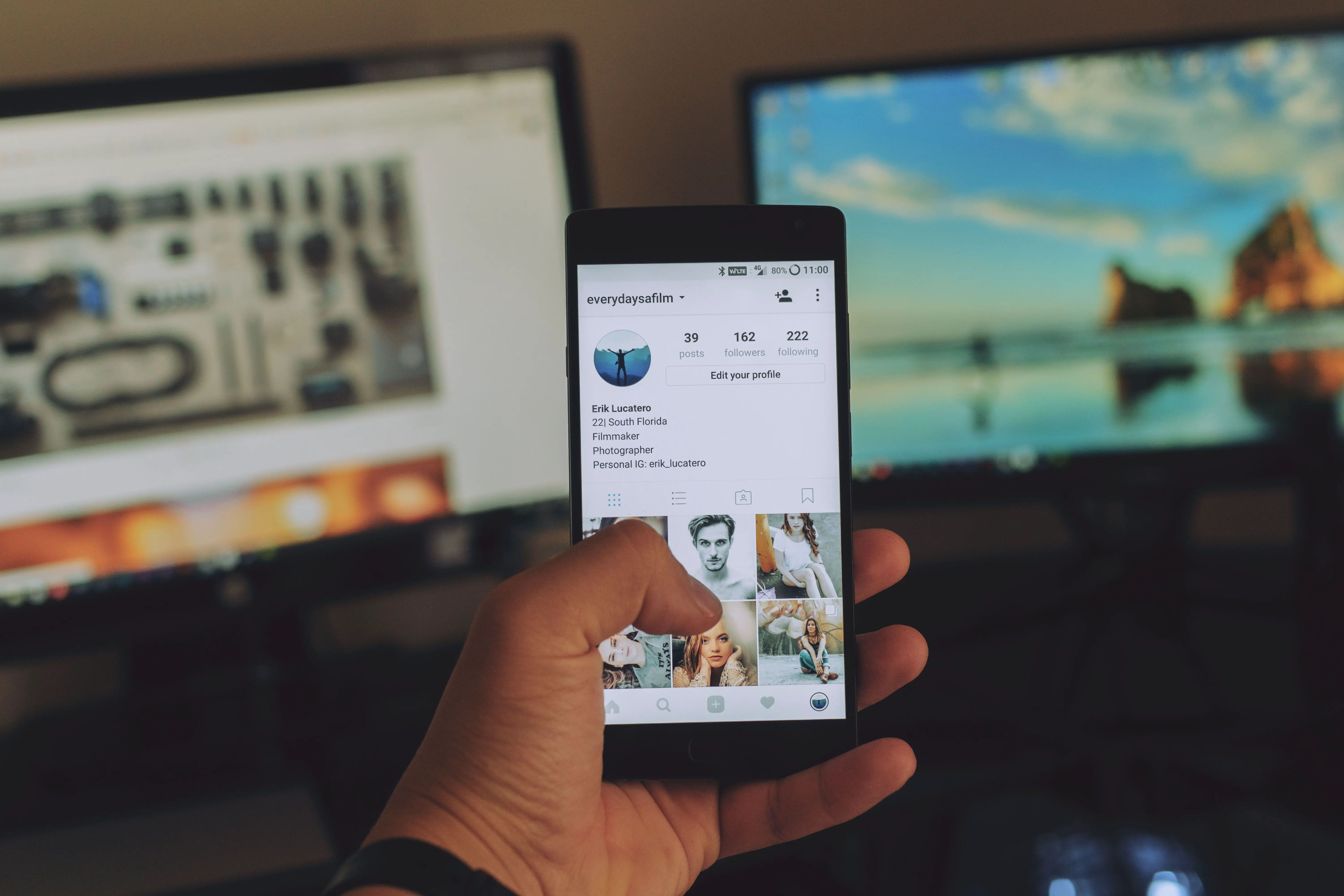 Uma foto de alguém segurando um smartphone mostrando um perfil do Instagram.