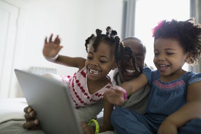 Família usando a internet para bater papo por vídeo