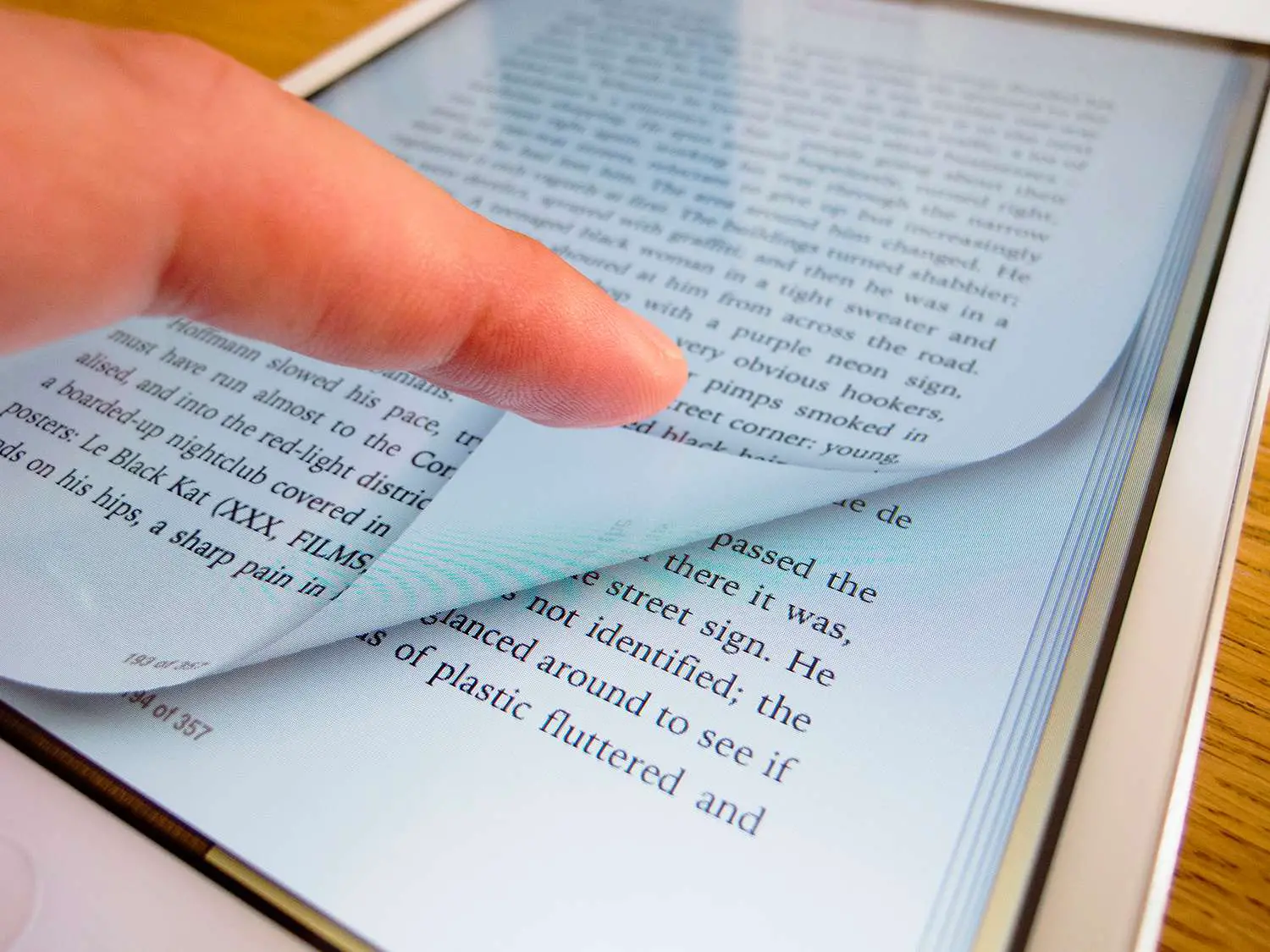 Virar a página de um e-book com um leitor de iBook em um computador iPad mini