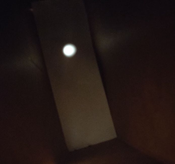 Ver uma luz através de um projetor pinhole