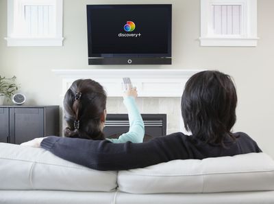O Discovery Plus não está funcionando em uma TV com um casal tentando assistir.