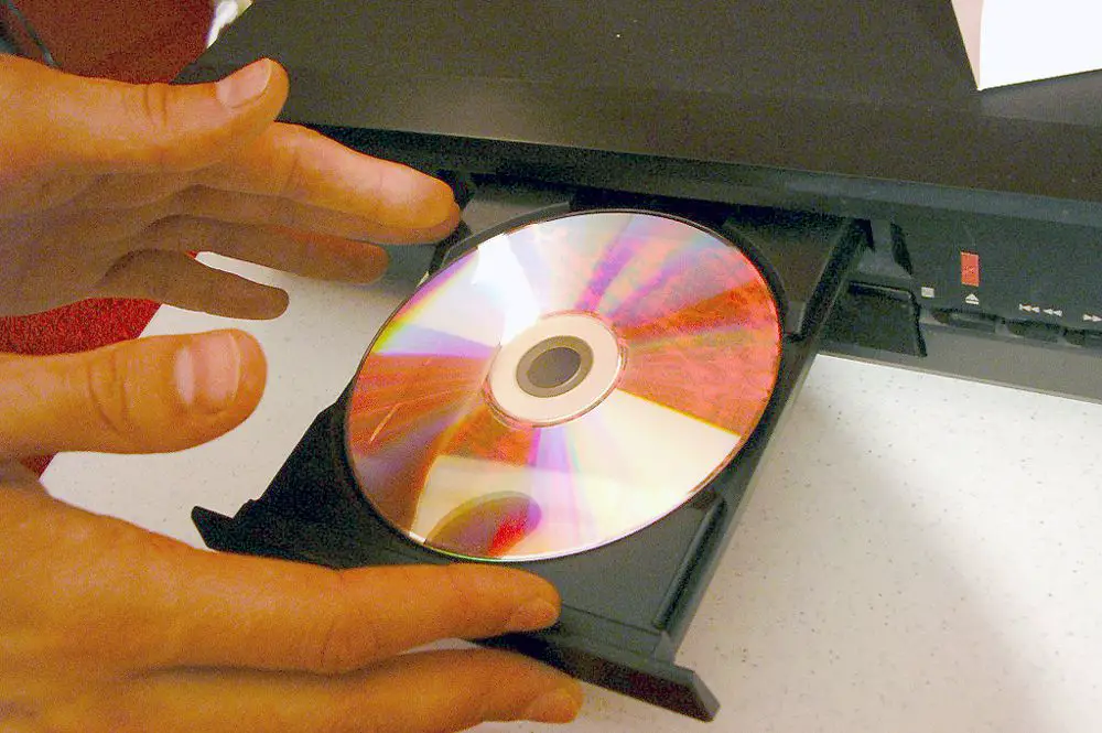 Insira o DVD no DVD Player
