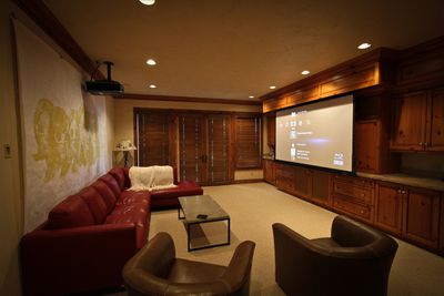Um home theater com tela de projeção