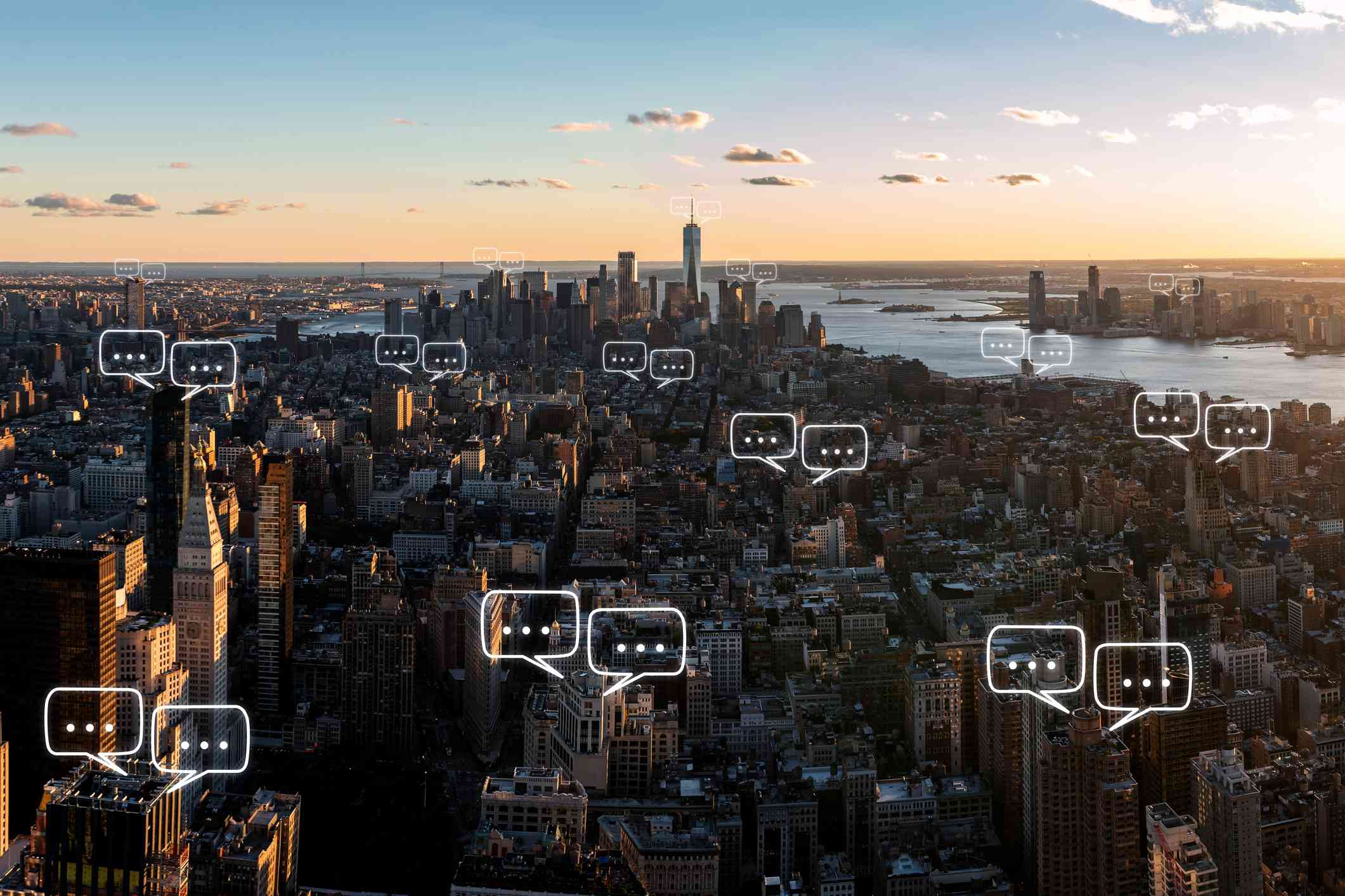 Horizonte de Manhattan em Nova York e o fundo do céu com sobreposições de ícone de bate-papo da bolha.