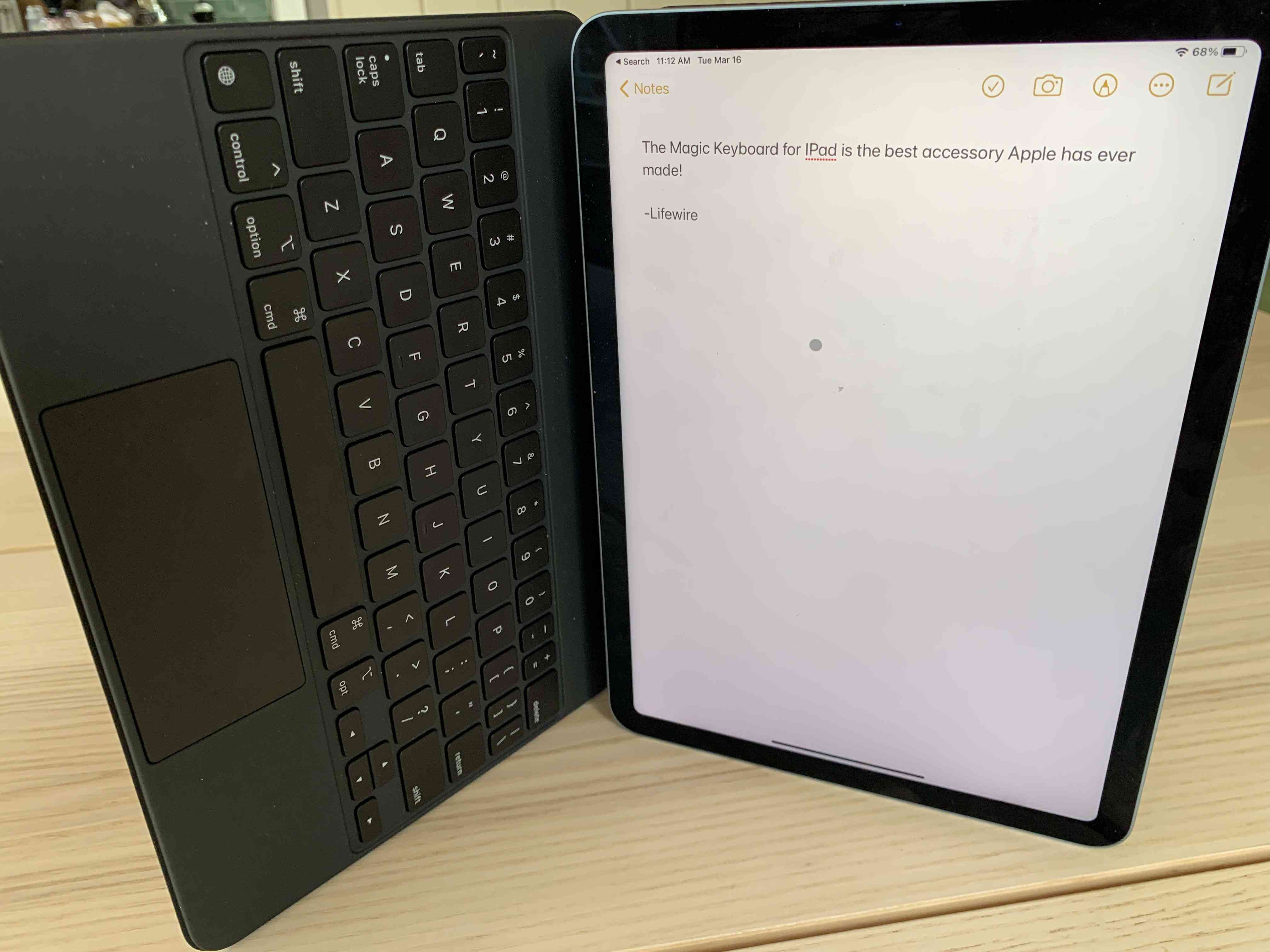 iPad Air verticalmente com teclado mágico conectado