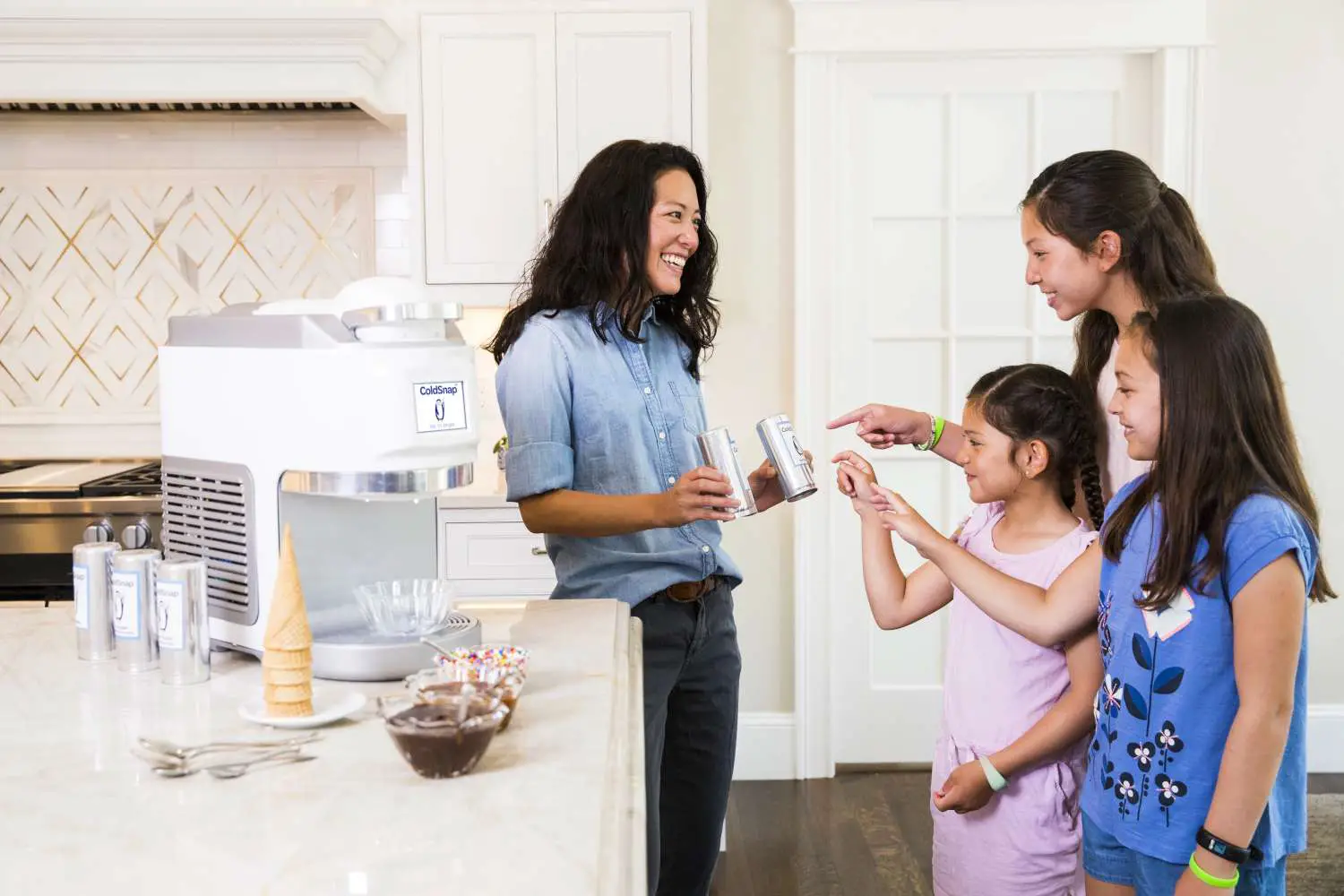 Uma família escolhendo sabores de sorvete para a máquina Coldsnap.