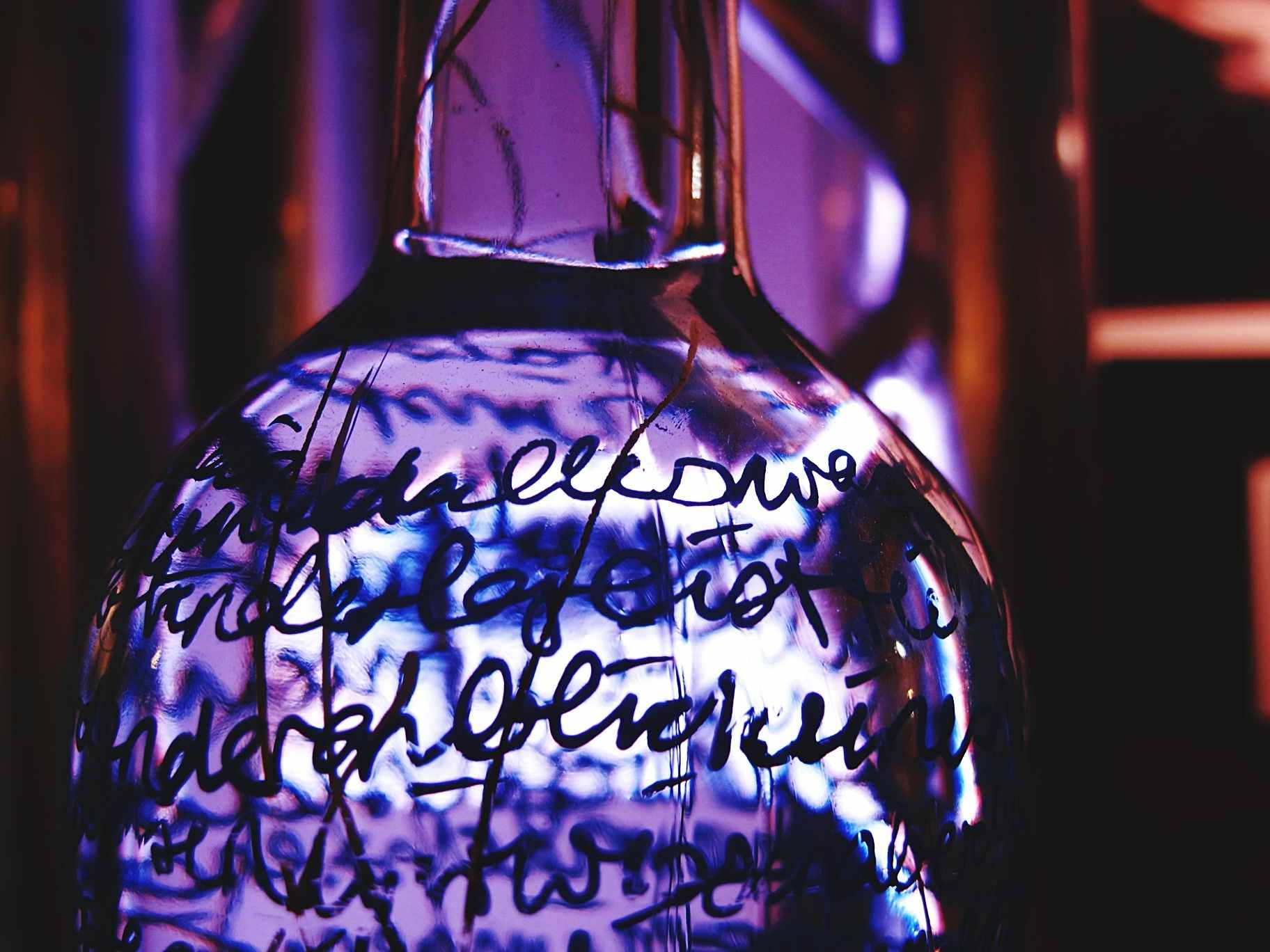 Close-up de frasco de líquido com texto