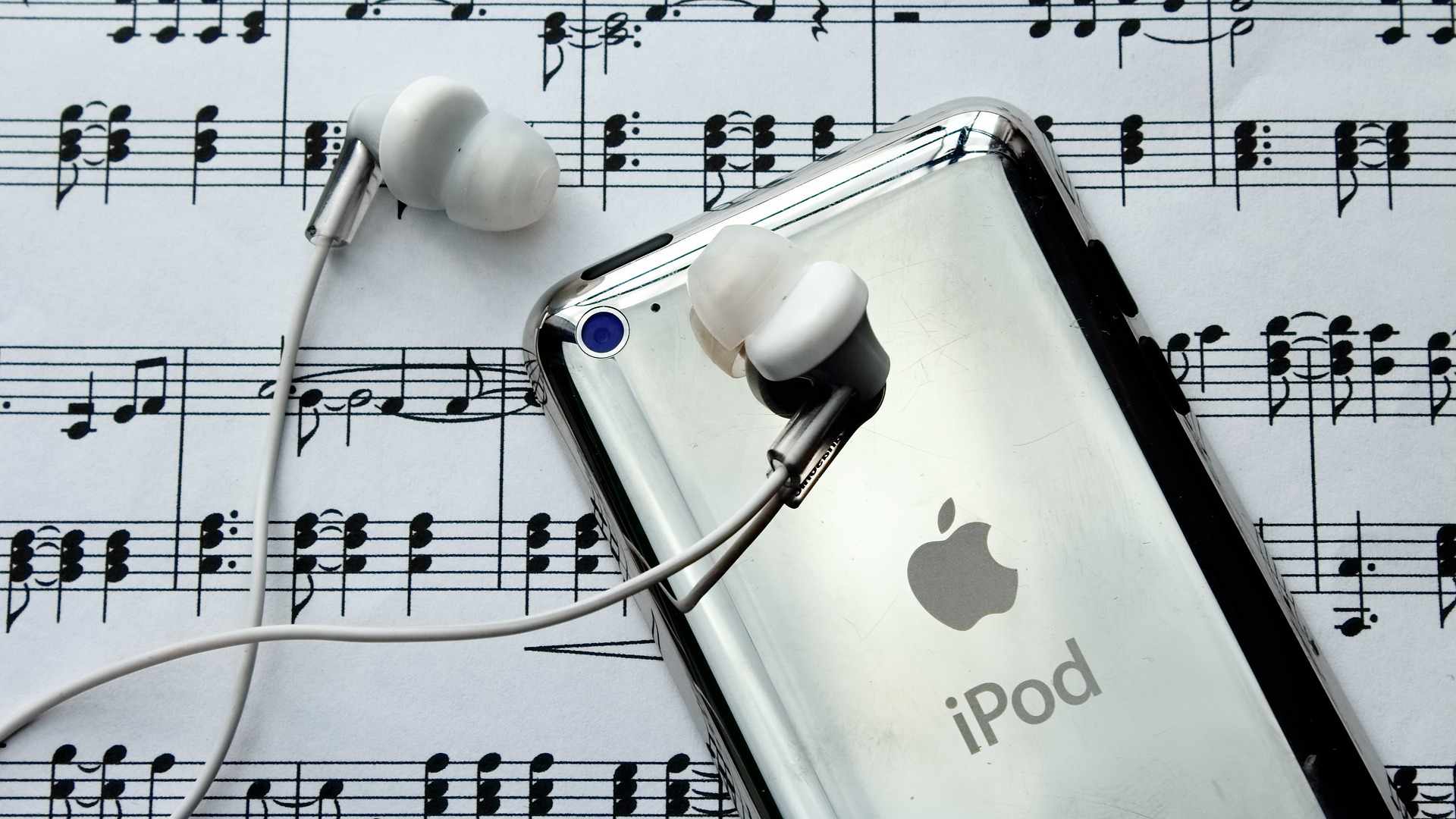 iPod com fones de ouvido e partituras