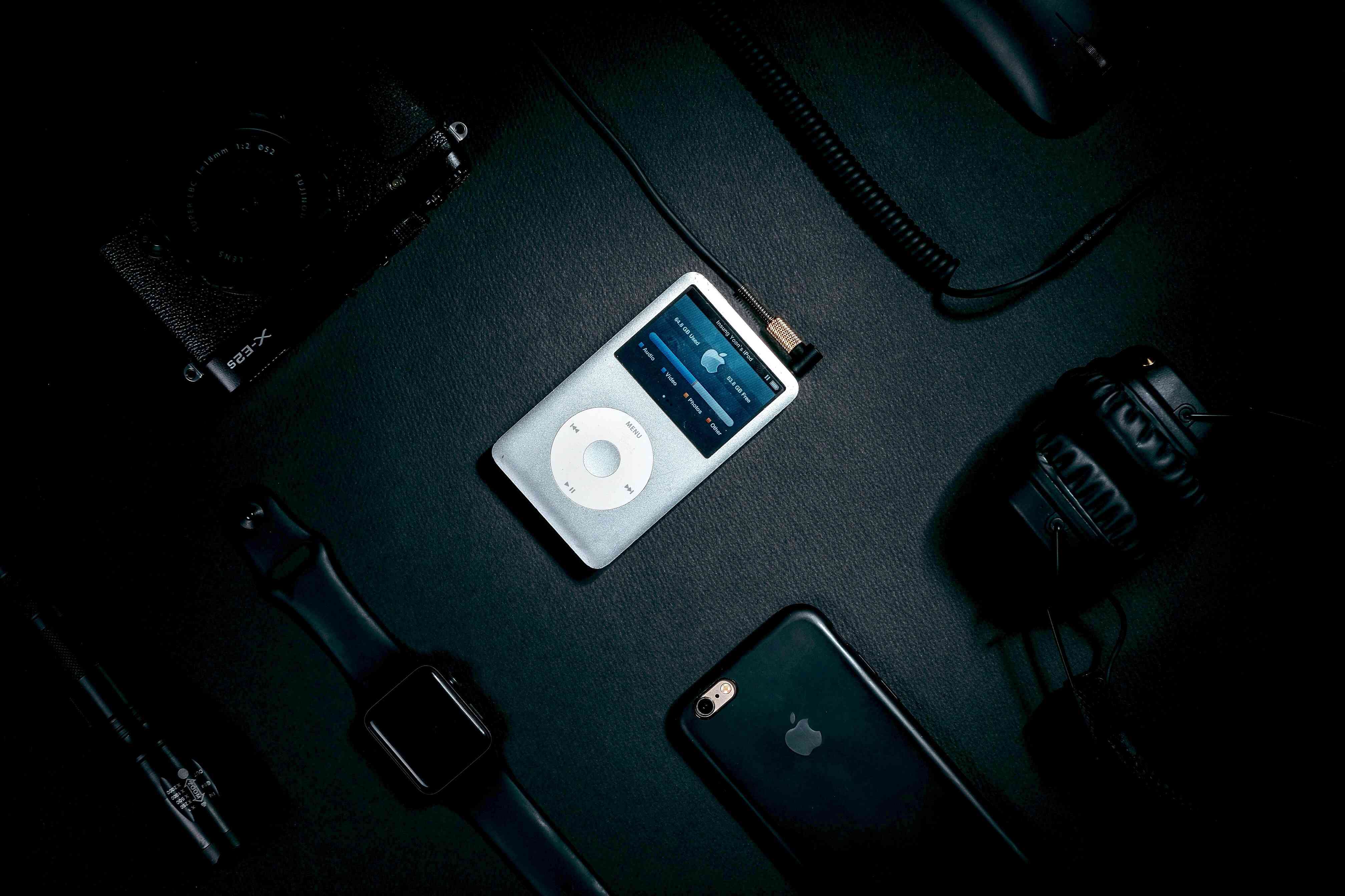 iPod iluminado com outros eletrônicos