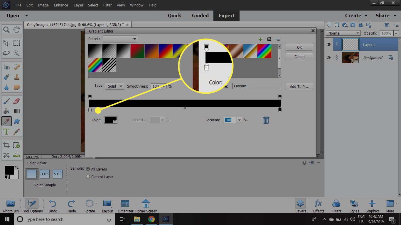 Uma captura de tela do Photoshop Elements com a caixa no Editor de Gradiente em destaque