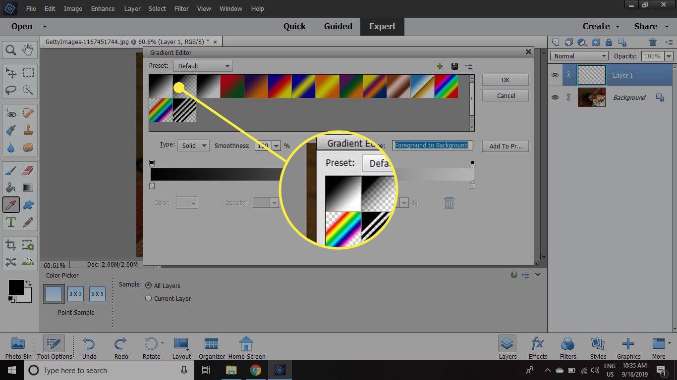 Uma captura de tela do Gradient Editor no Photoshop Elements com a opção Foreground to Background destacada