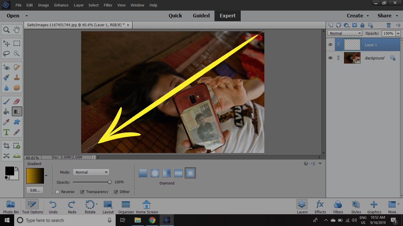 Uma captura de tela do Photoshop Elements com uma seta indicando como arrastar a ferramenta Gradiente