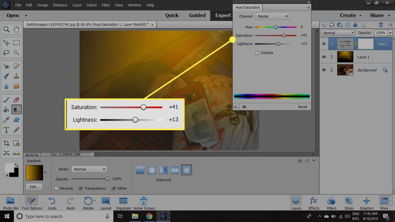 Uma captura de tela da janela Hue / Saturation do Photoshop Elements com os controles deslizantes de Saturação e Luminosidade destacados