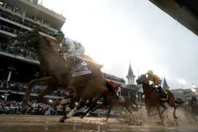 Cavalos correndo no Kentucky Derby em Churchill Downs