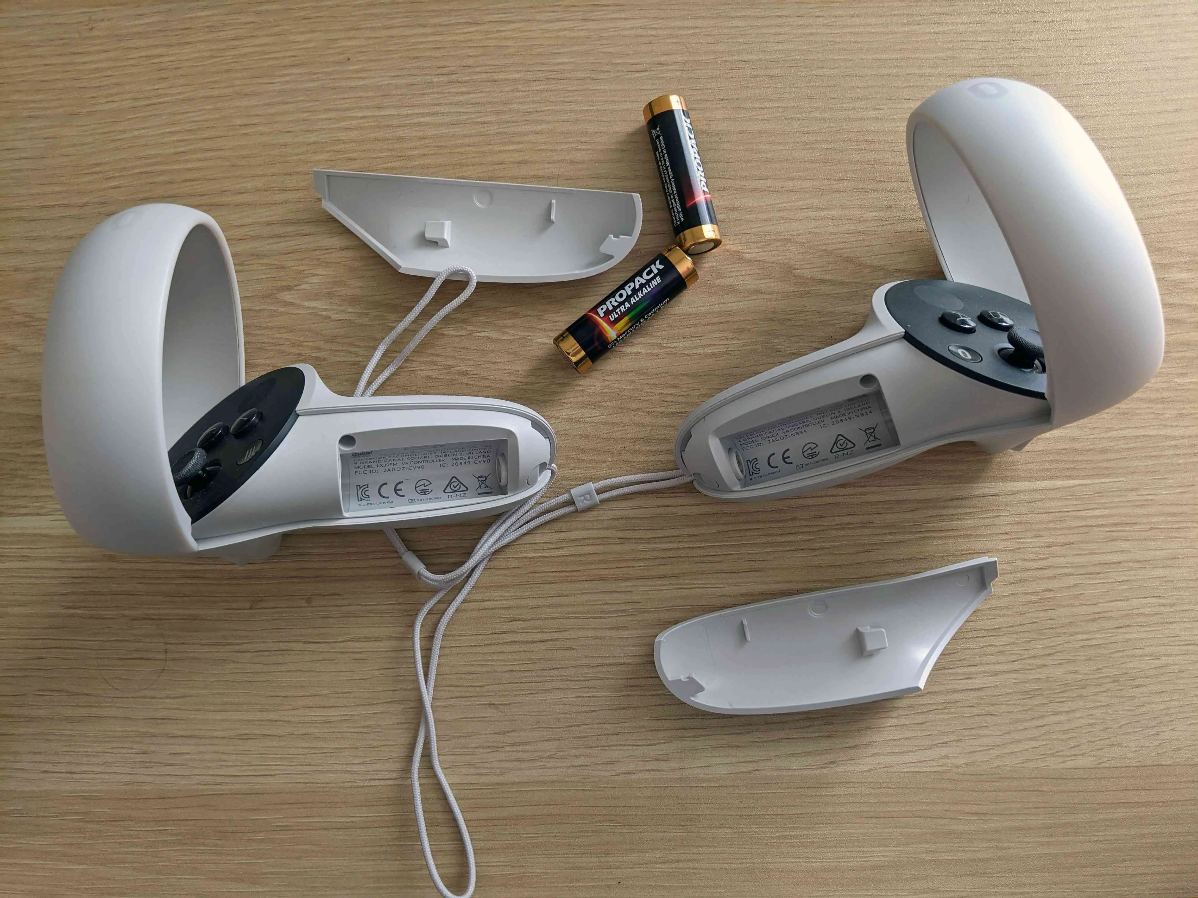 Controladores Oculus Quest 2 com as baterias removidas.