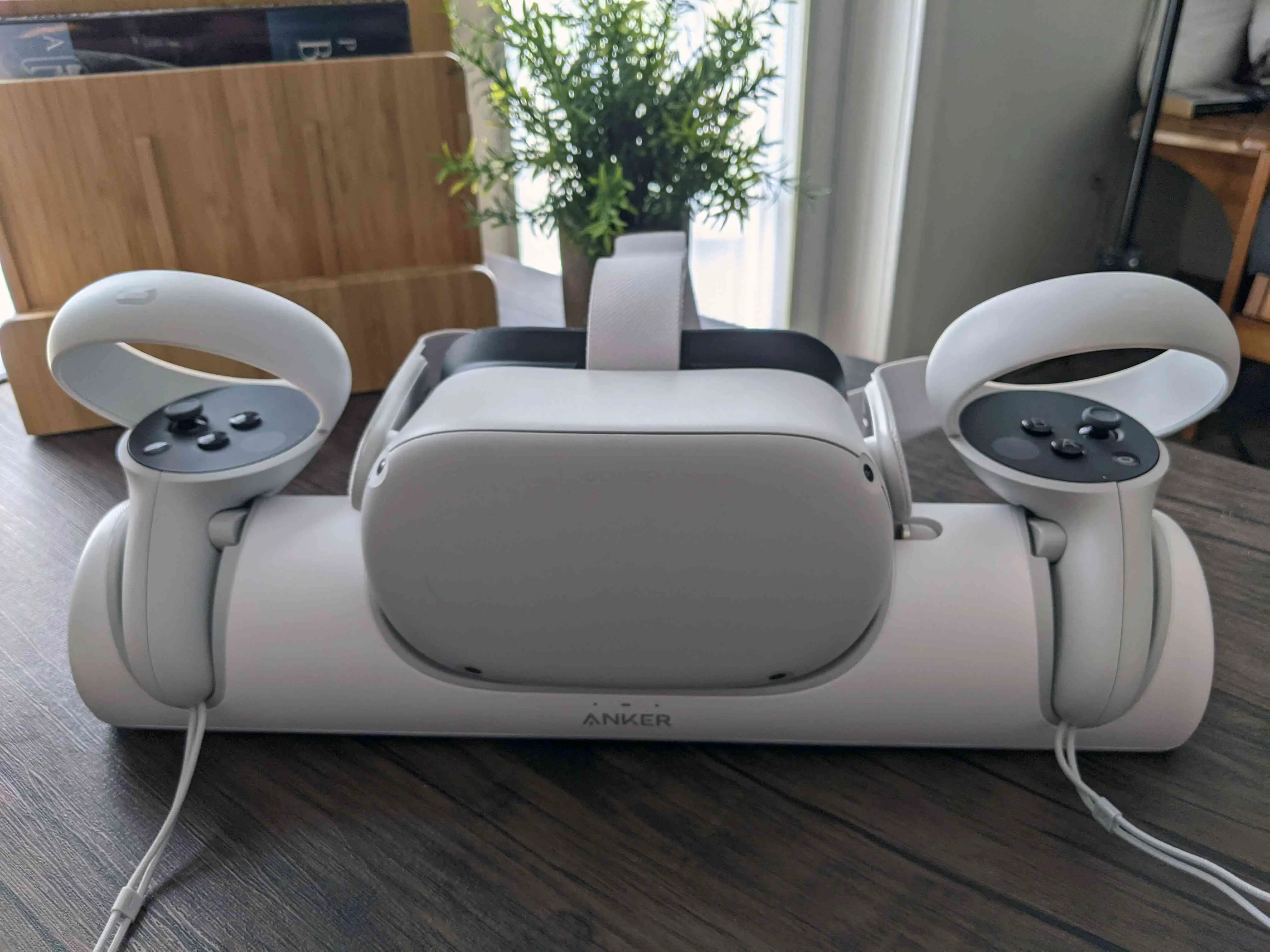 Controladores Oculus Quest 2 e carregamento de fone de ouvido na doca Anker.
