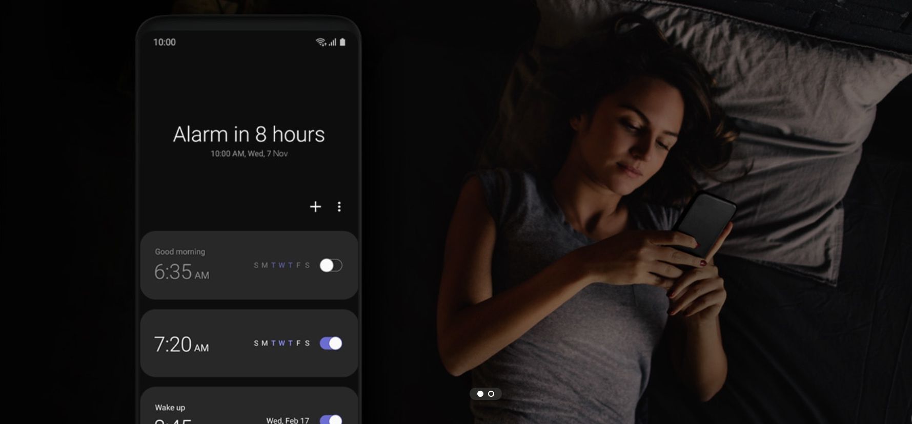 Página da web que diz "alarme em 8 horas" ao lado de uma pessoa na cama olhando para um telefone