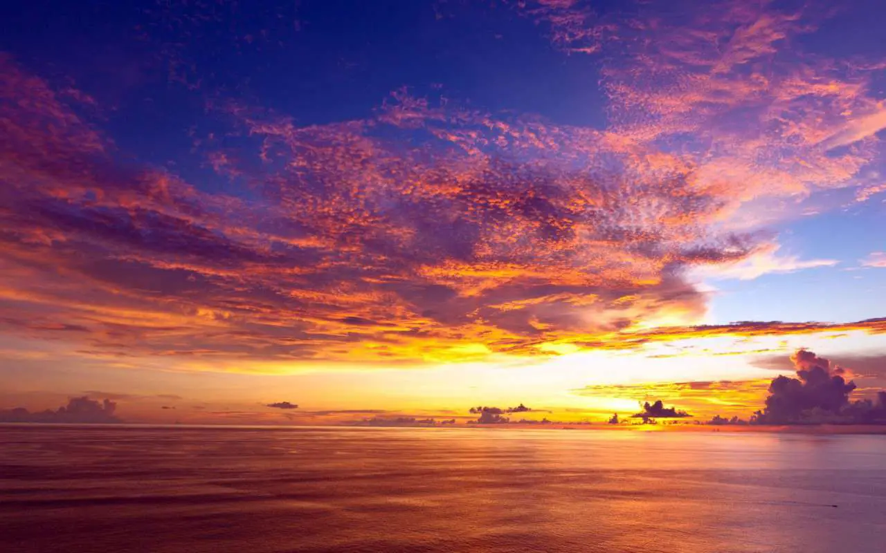Papel de parede gratuito do oceano com céu rosa ao pôr do sol e nuvens sobre o oceano
