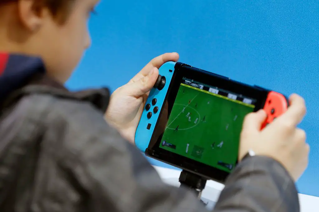 Uma criança brincando de 'Fifa 19' em um Nintendo Switch. 