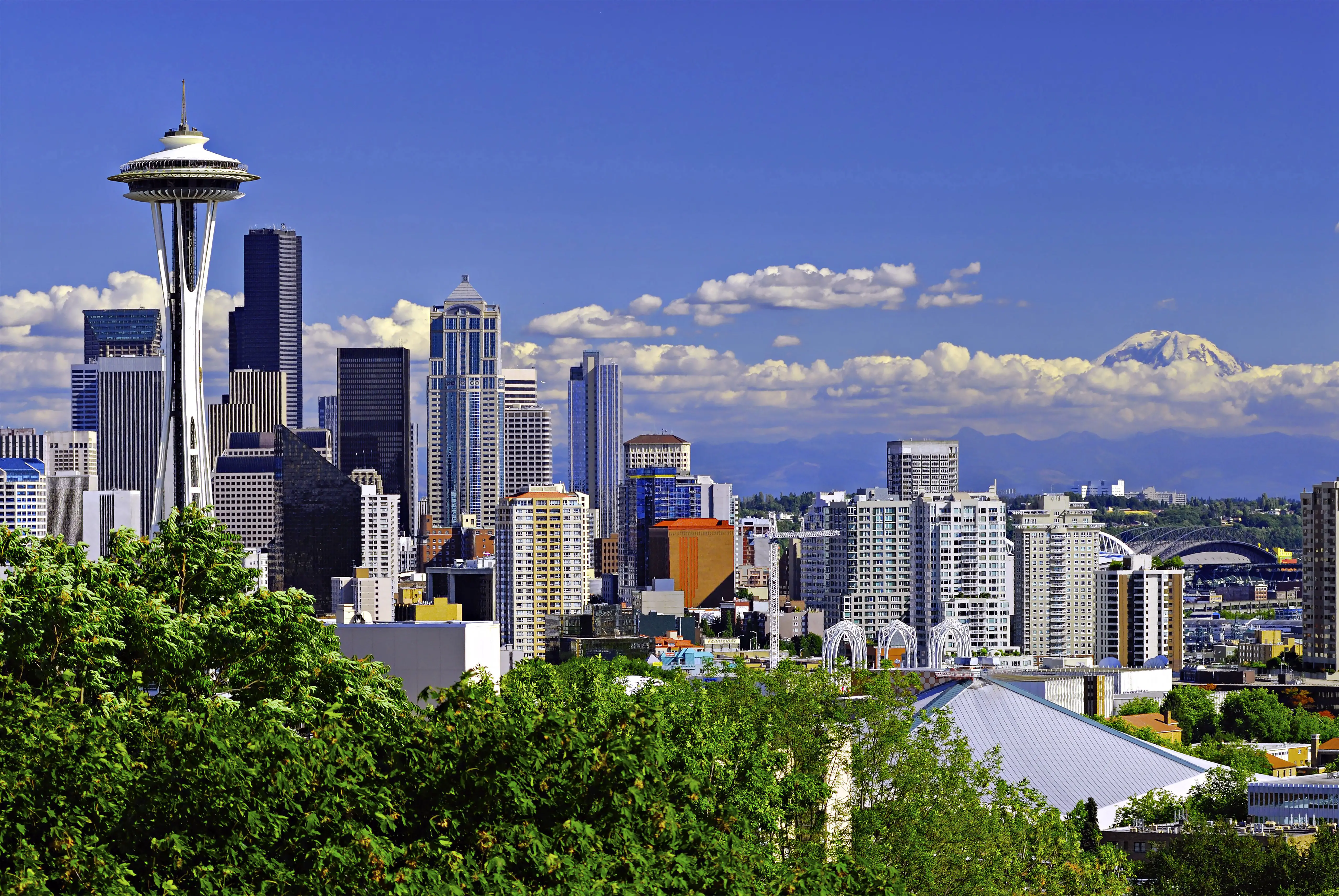Space Needle e edifícios altos no horizonte da cidade de Seattle, Washington, Estados Unidos