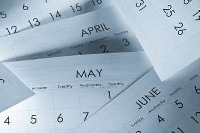 Os meses e dias do ano em papel calendário