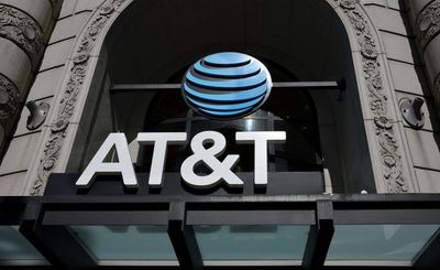 Logotipo / placa da AT&T acima da entrada da loja