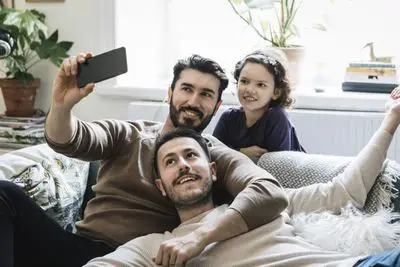 Família tirando uma selfie com um smartphone