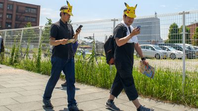 Dois jogadores de Pokémon Go caminhando no Japão.