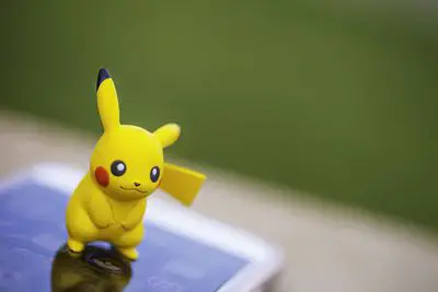Estatueta e smartphone Pikachu
