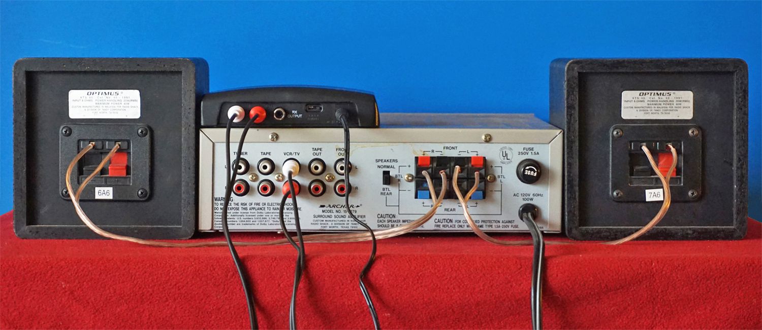 Receptor do kit de alto-falante sem fio Velodyne conectado ao amplificador