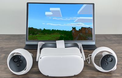 Um Oculus Quest 2 e controladores, com Minecraft VR espelhado em uma tela.