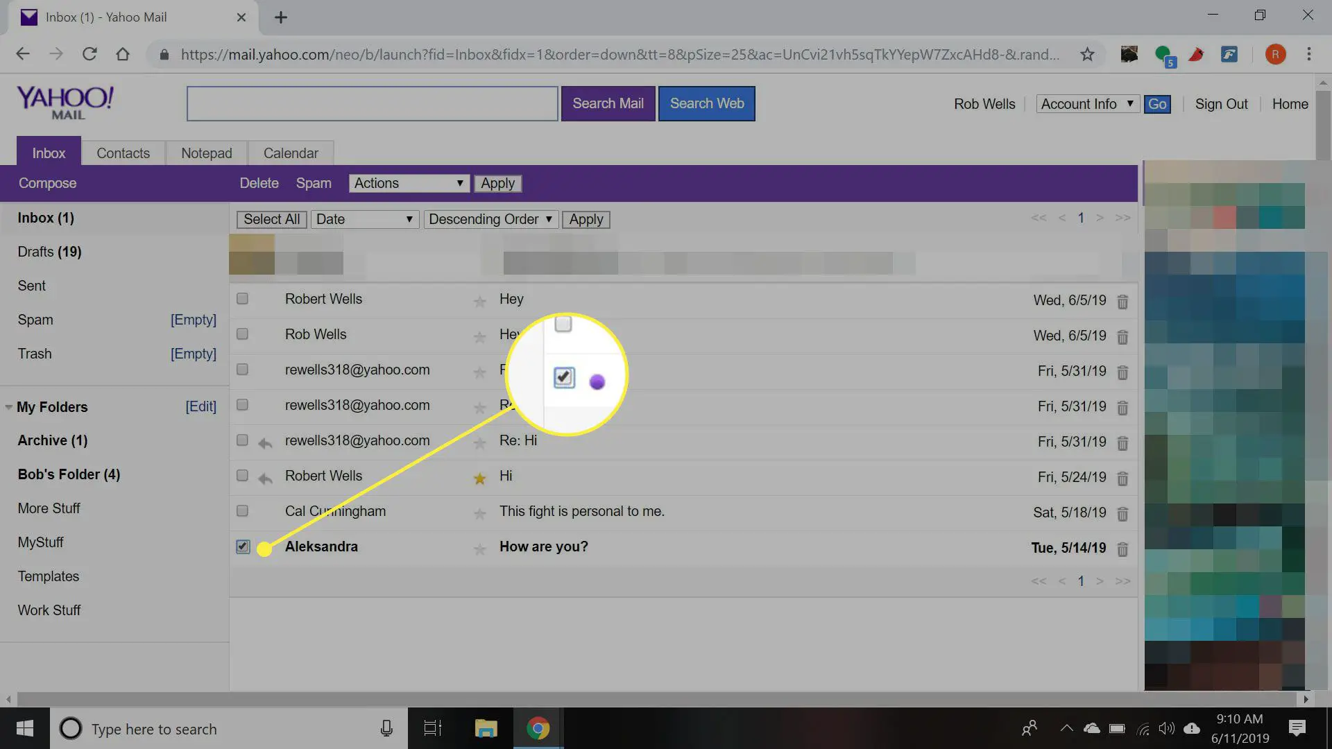Uma captura de tela do Yahoo Mail Basic com uma caixa de seleção de mensagem destacada