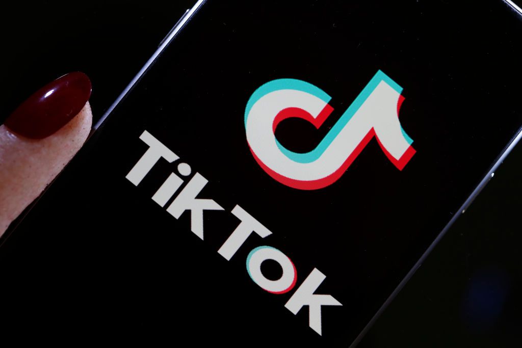 A ilustração fotográfica do logotipo da TikTok é exibida na tela de um smartphone