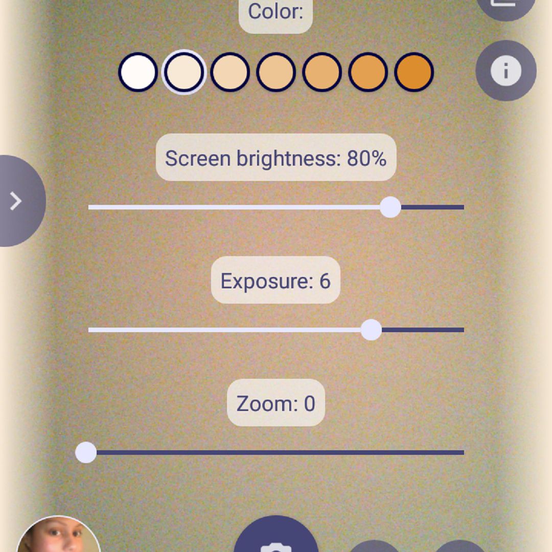 Uma captura de tela da tela principal do aplicativo Night Selfie Camera, menu na tela que permite ajustar coisas como a cor do flash frontal, o brilho da tela e a exposição.
