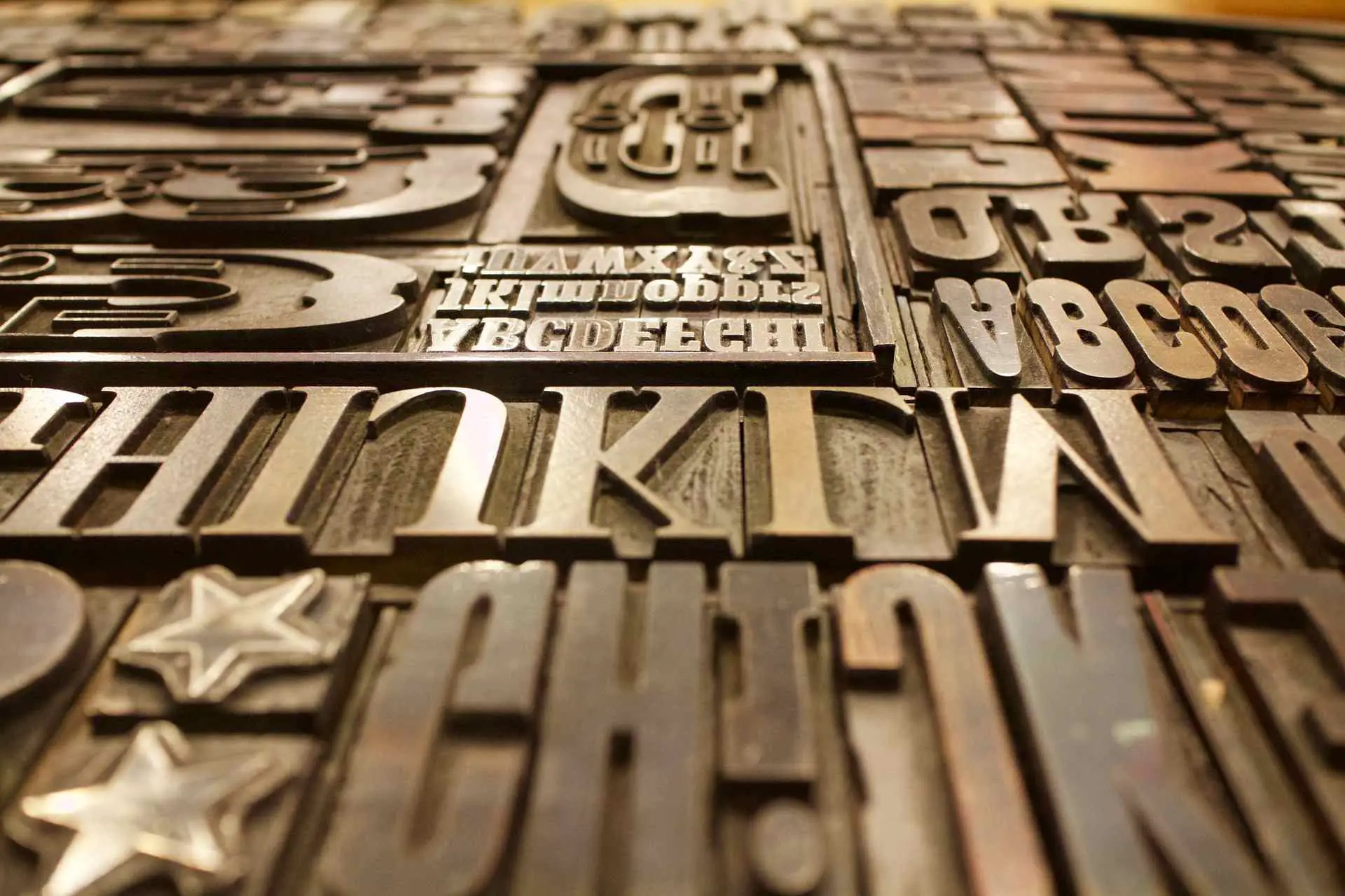 Chapas de impressão de fontes de vários tamanhos e letras.