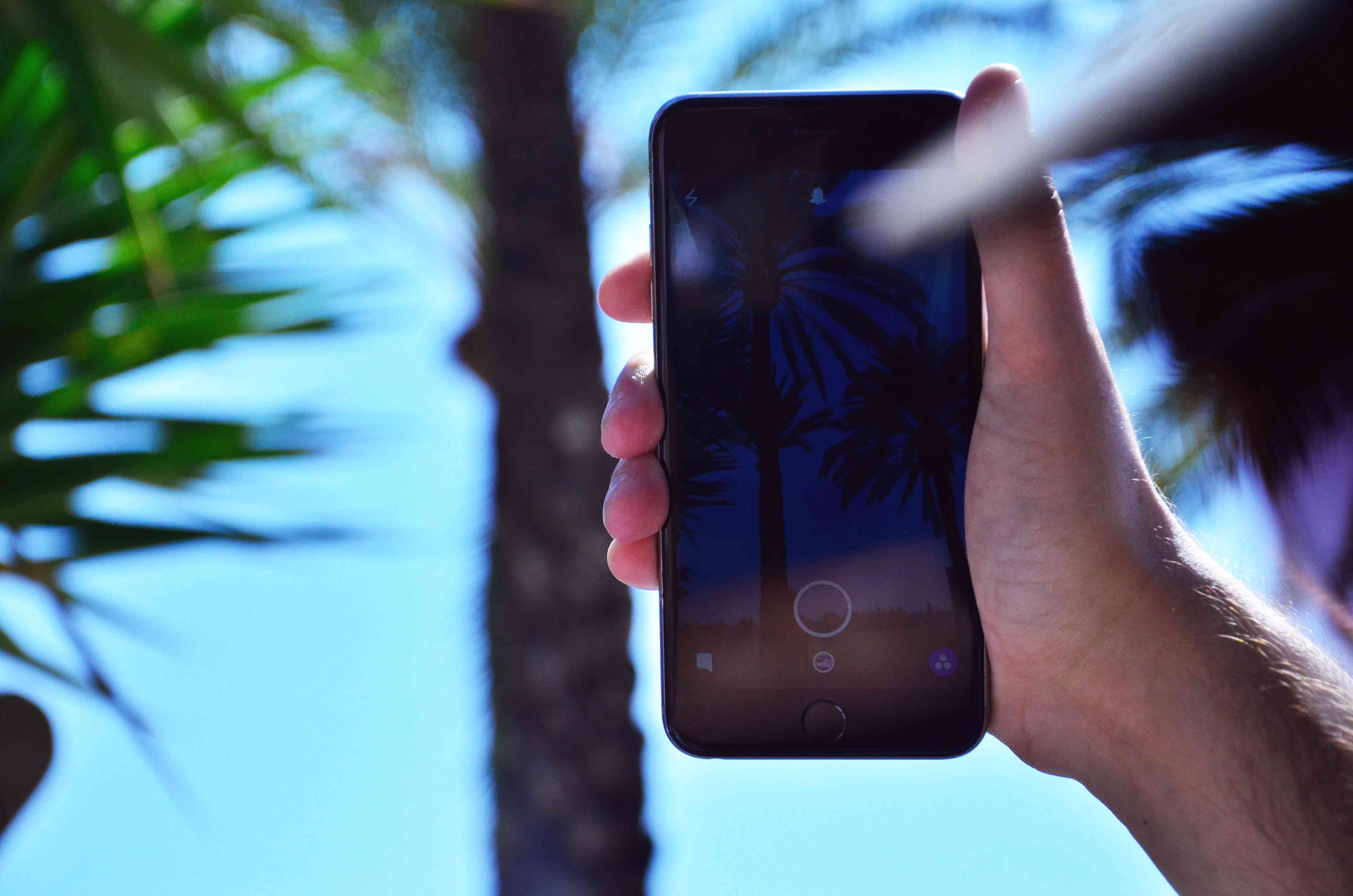 Filmar uma história do Snapchat com um smartphone.