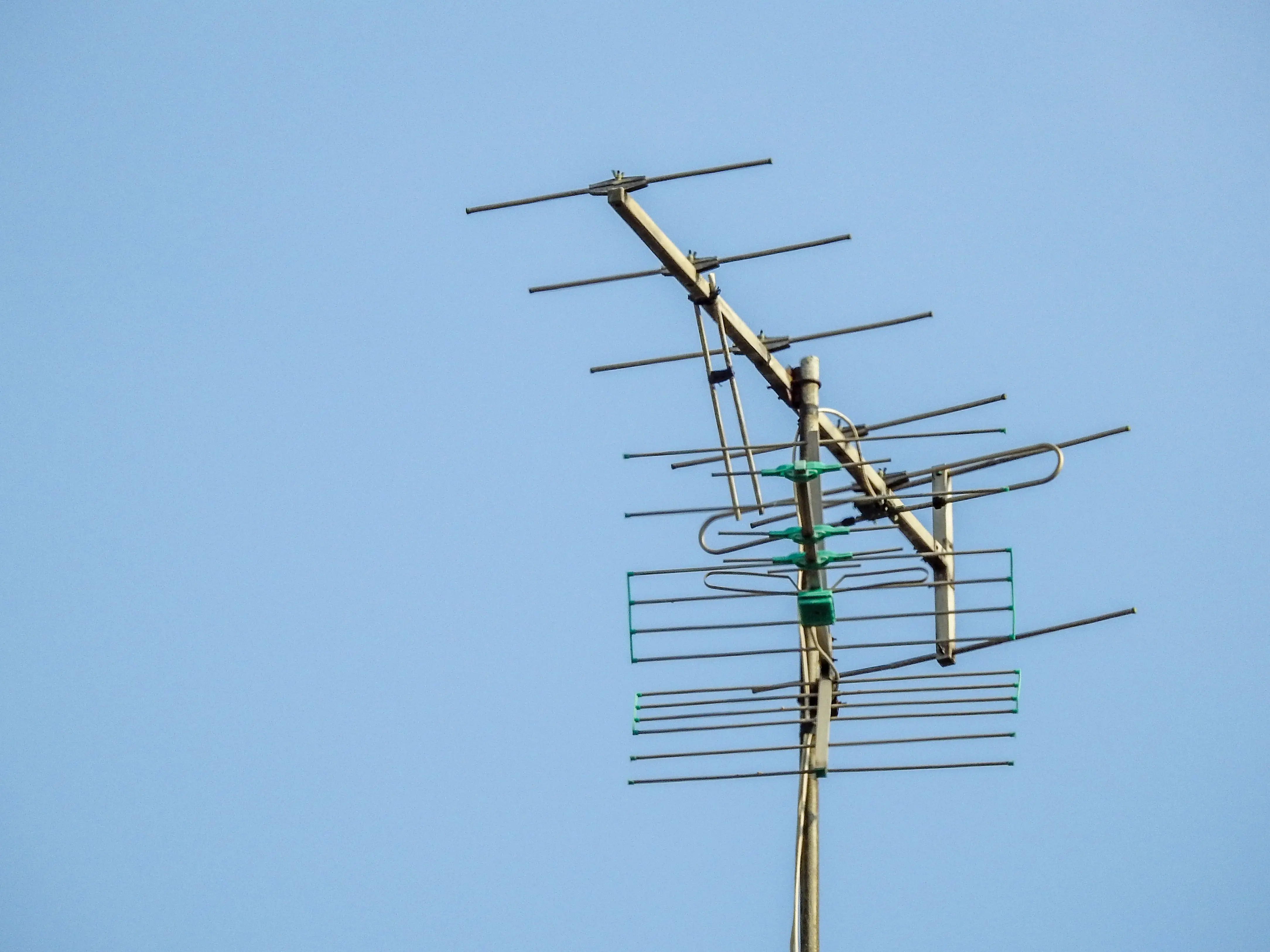 Vista de ângulo baixo da antena de televisão contra o céu claro