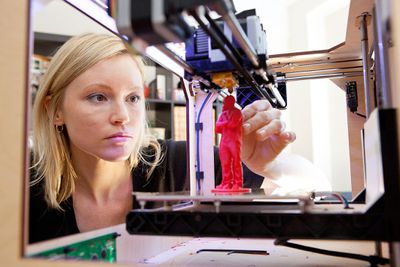 Mulher usando impressora 3D