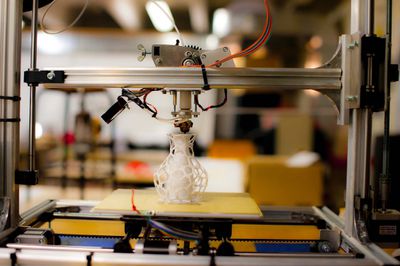 Impressora 3D produzindo vaso de estrutura latice