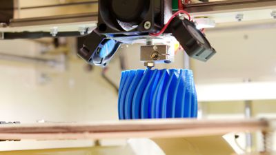 Uma impressora 3D imprimindo uma peça