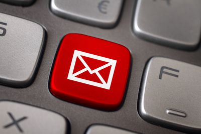 Botão de e-mail vermelho no teclado do computador