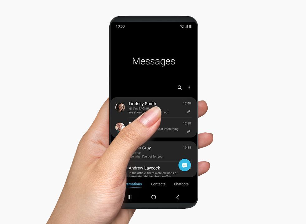 Mão usando uma IU em um telefone Samsung mostrando a área de interação e visualização.