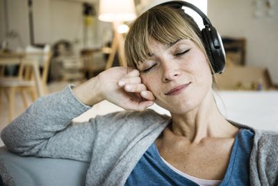 Uma mulher ouvindo musica