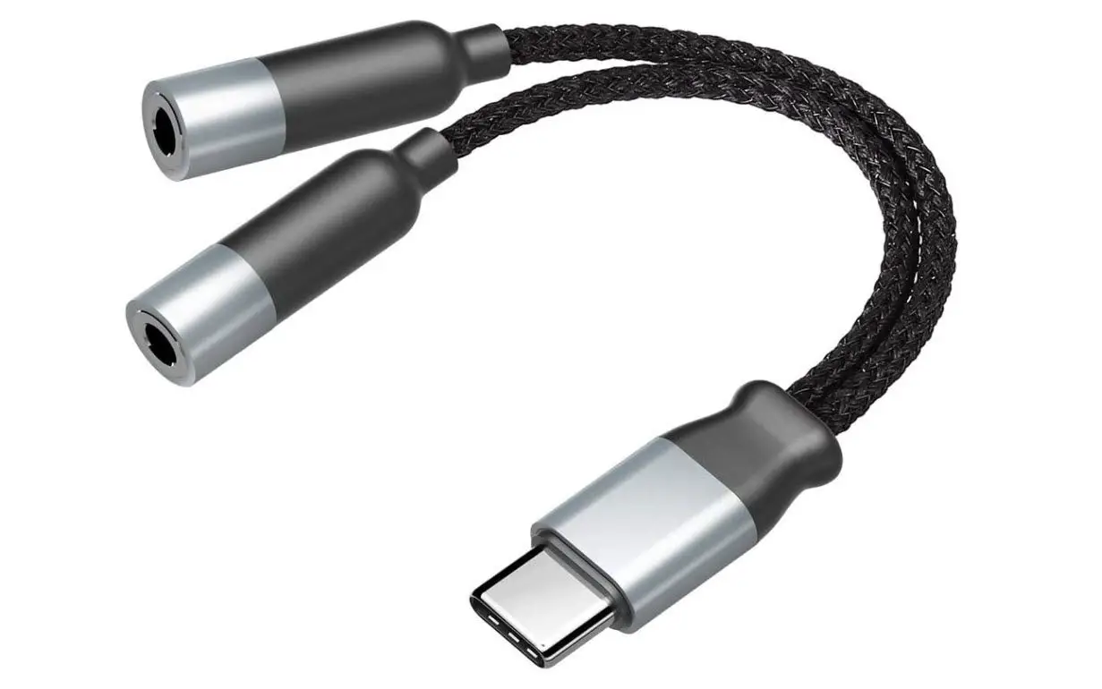 Um adaptador de conector duplo para USB-C para fones de ouvido.
