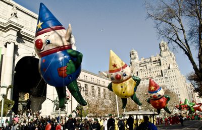 Três balões elfos no desfile de Ação de Graças da Macy's