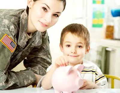 Mulher soldado com filho caindo moedas no cofrinho rosa.