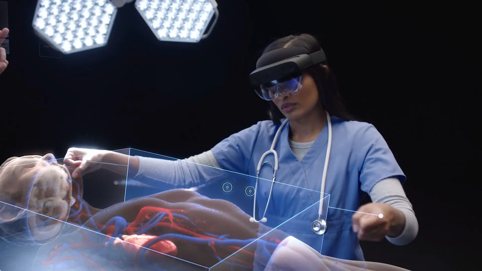 Um médico usa o HoloLens 2 para visualizar o sistema circulatório de um paciente.