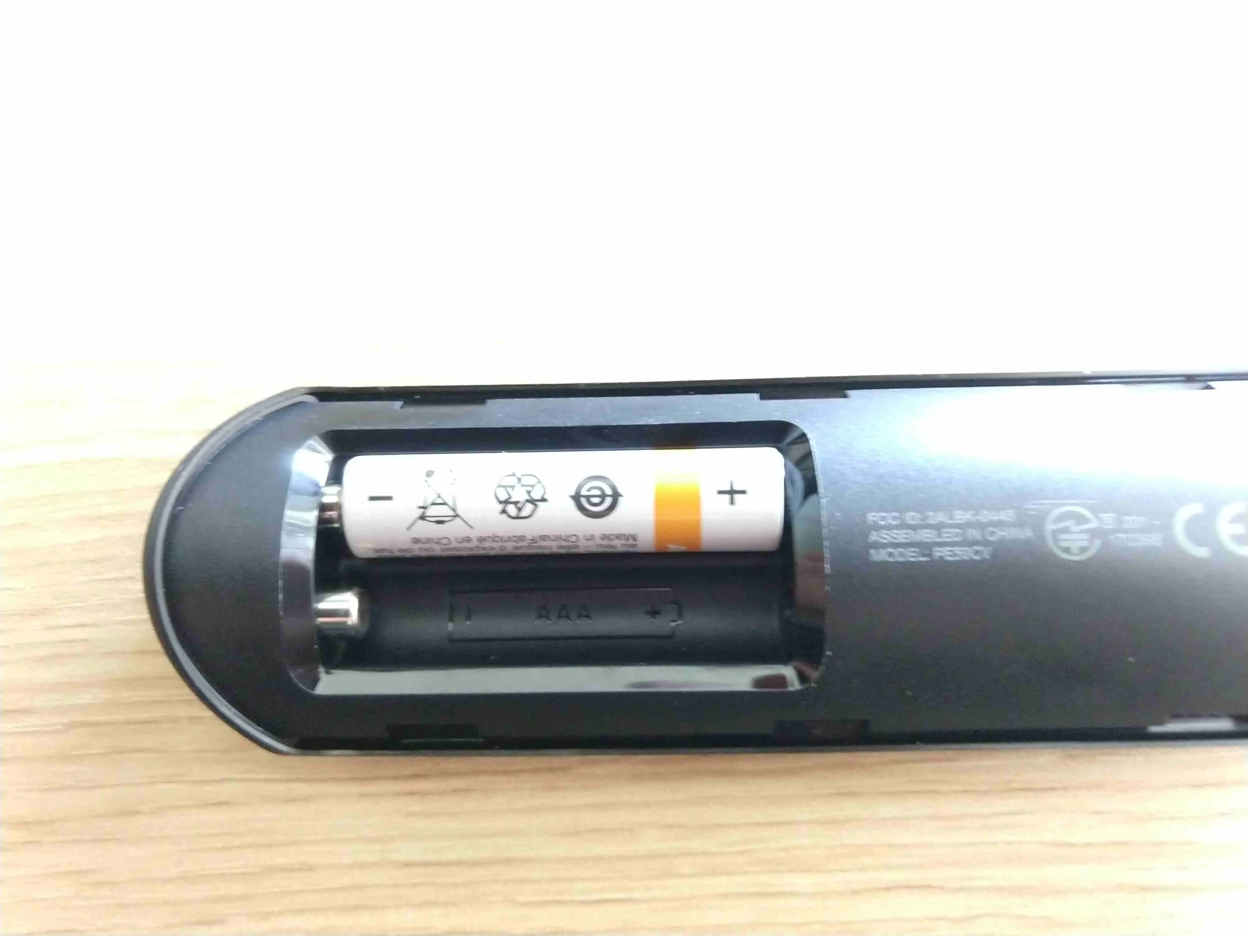 Uma fotografia do compartimento da bateria de um controle remoto Fire Stick mostrando como instalar as baterias.